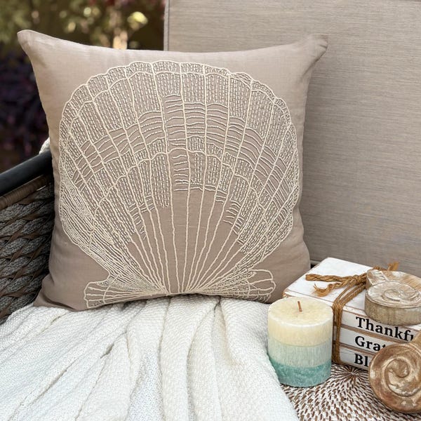 Scallop Shell / 14 x 14 inch