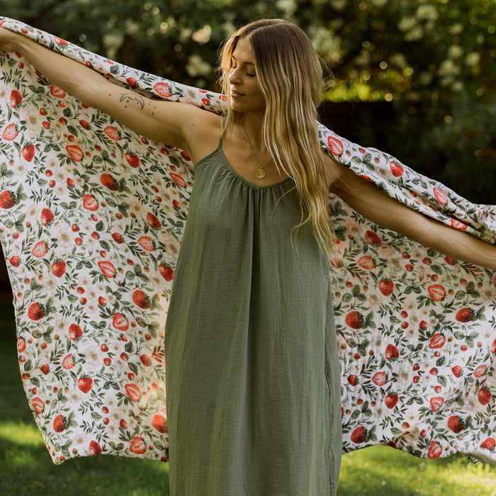 PRE-ORDER: Oversized Breeze Throw – Strawberry Fields